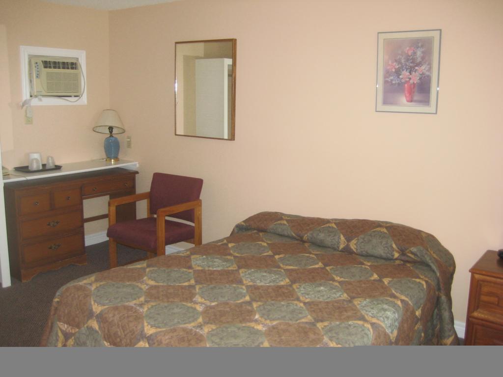 Hipwell'S Motel Fonthill Экстерьер фото
