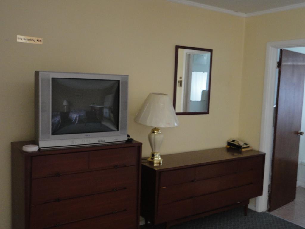 Hipwell'S Motel Fonthill Экстерьер фото