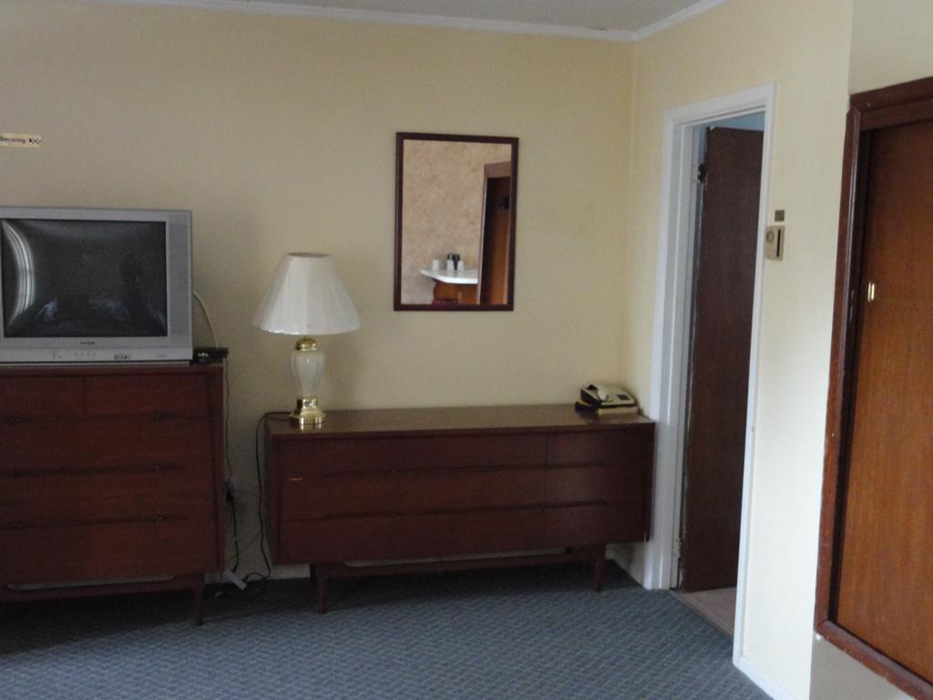 Hipwell'S Motel Fonthill Экстерьер фото