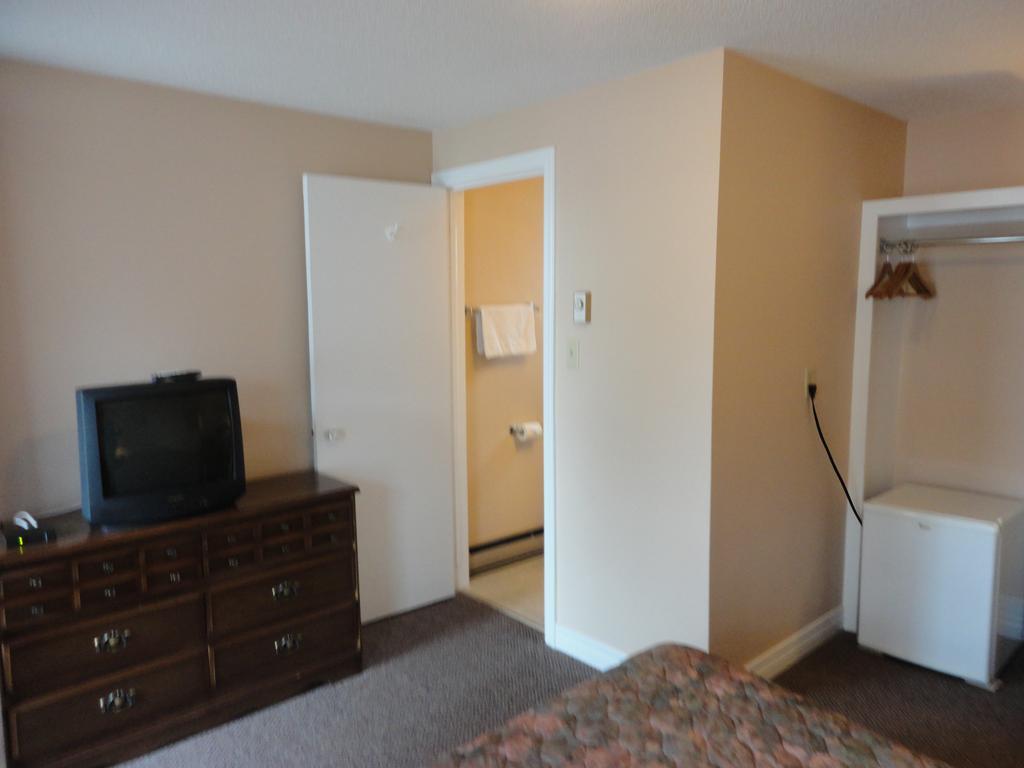 Hipwell'S Motel Fonthill Экстерьер фото