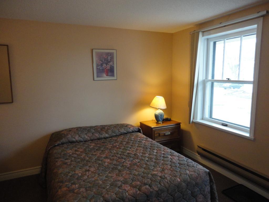 Hipwell'S Motel Fonthill Экстерьер фото